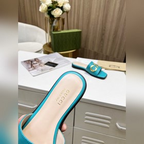 Новые тапочки Gucci с фирменной металлической застежкой Gucci, ин