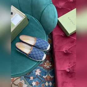 Ранневесенняя коллекция 2023 от Gucci представляет модель Rainbow