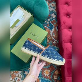 Ранневесенняя коллекция 2023 от Gucci представляет модель Rainbow