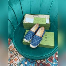 Ранневесенняя коллекция 2023 от Gucci представляет модель Rainbow