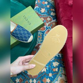 Ранневесенняя коллекция 2023 от Gucci представляет модель Rainbow