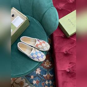 Ранневесенняя коллекция 2023 от Gucci представляет модель Rainbow