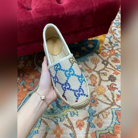 Ранневесенняя коллекция 2023 от Gucci представляет модель Rainbow