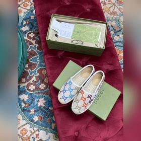 Ранневесенняя коллекция 2023 от Gucci представляет модель Rainbow