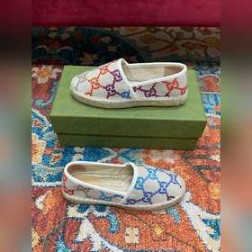 Ранневесенняя коллекция 2023 от Gucci представляет модель Rainbow