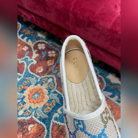 Ранневесенняя коллекция 2023 от Gucci представляет модель Rainbow