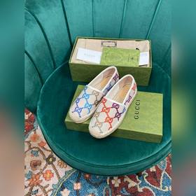 Ранневесенняя коллекция 2023 от Gucci представляет модель Rainbow