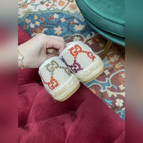 Ранневесенняя коллекция 2023 от Gucci представляет модель Rainbow