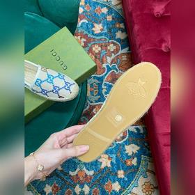 Ранневесенняя коллекция 2023 от Gucci представляет модель Rainbow