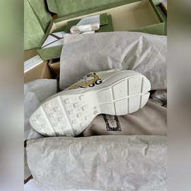 Пара обуви Gucci в стиле «папа», изготовленные из состаренной кож