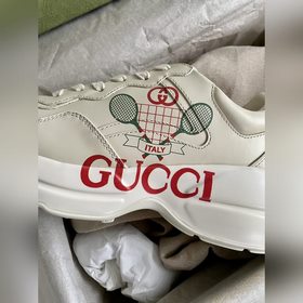 Пара обуви Gucci в стиле «папа», изготовленные из состаренной кож