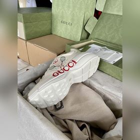 Пара обуви Gucci в стиле «папа», изготовленные из состаренной кож