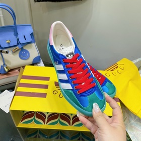Совместная коллекция adidas x Gucci： кроссовки Gazelle для пар Ор
