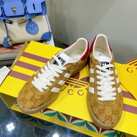 Совместная коллекция adidas x Gucci： кроссовки Gazelle для пар Ор