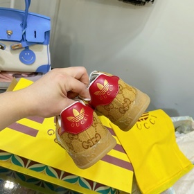 Совместная коллекция adidas x Gucci： кроссовки Gazelle для пар Ор