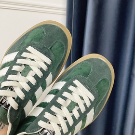 Совместная коллекция adidas x Gucci： кроссовки Gazelle для пар Ор