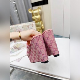 Серия летних сандалий Gucci, полностью украшенных стразами, с рез