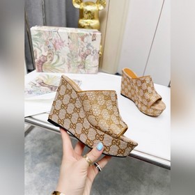 Серия летних сандалий Gucci, полностью украшенных стразами, с рез