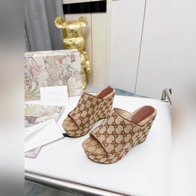 Серия сандалий Gucci с полным покрытием стразами, резиновой подош