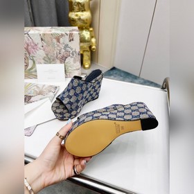Серия летних сандалий Gucci, полностью украшенных стразами, с рез