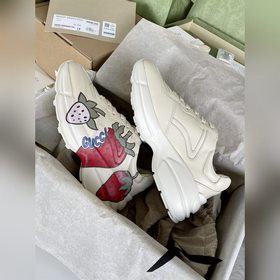 Пара обуви Gucci в стиле «папа» из состаренной кожи с угловатыми 