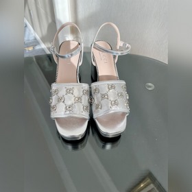 Весенняя коллекция 2023 года, новые сандалии Gucci с характерным