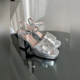 Весенняя коллекция 2023 года, новые сандалии Gucci с характерным 