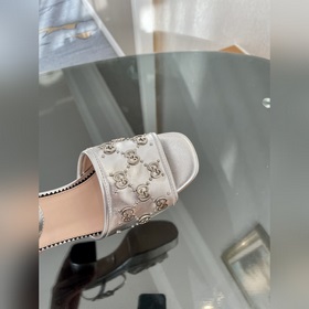 Весенняя коллекция 2023 года, новые сандалии Gucci с характерным 