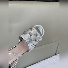 Весенняя коллекция 2023 года, новые сандалии Gucci с характерным 