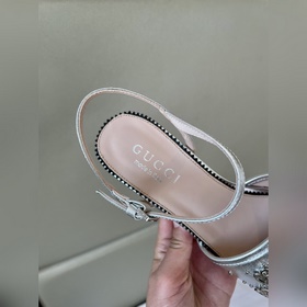Весенняя коллекция 2023 года, новые сандалии Gucci с характерным 