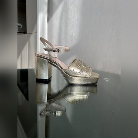 Весенняя коллекция 2023 года, новые сандалии Gucci с ярким каблук