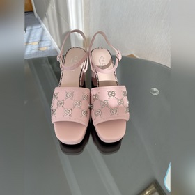 Весенняя коллекция 2023 года, новые сандалии Gucci с характерным