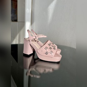 Весенняя коллекция 2023 года, новые сандалии Gucci с характерным 
