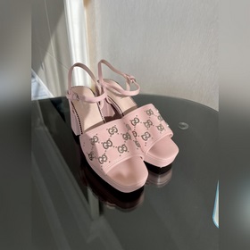 Весенняя коллекция 2023 года, новые сандалии Gucci с характерным 