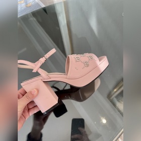 Весенняя коллекция 2023 года, новые сандалии Gucci с характерным 