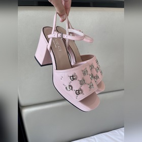 Весенняя коллекция 2023 года, новые сандалии Gucci с характерным 