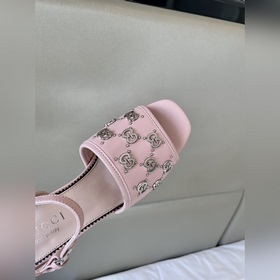 Весенняя коллекция 2023 года, новые сандалии Gucci с характерным 