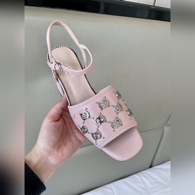 Весенняя коллекция 2023 года, новые сандалии Gucci с характерным 