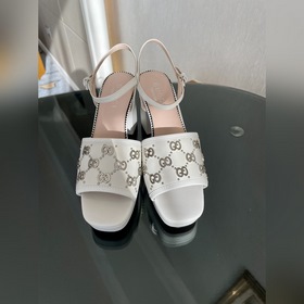 Весенняя коллекция 2023 года, новые сандалии Gucci с характерным