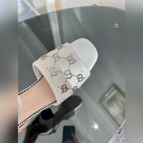 Весенняя коллекция 2023 года, новые сандалии Gucci с характерным 
