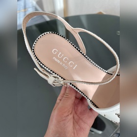 Весенняя коллекция 2023 года, новые сандалии Gucci с характерным 