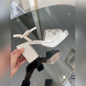 Весенняя коллекция 2023 года, новые сандалии Gucci с характерным 