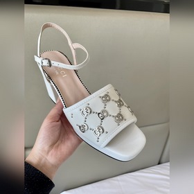 Весенняя коллекция 2023 года, новые сандалии Gucci с характерным 