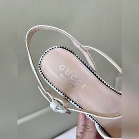 Весенняя коллекция 2023 года, новые сандалии Gucci с характерным 