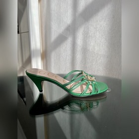 GUCCI 23 весенняя новинка： сандалии с кристаллами Сандалии «Isa» 