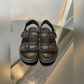 Новая коллекция Gucci представляет модель с кристаллами GG, подче