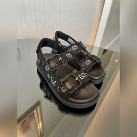 Новая коллекция Gucci представляет модель с кристаллами GG, подче