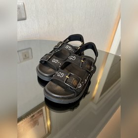 Новая коллекция Gucci представляет модель с кристаллами GG, подче