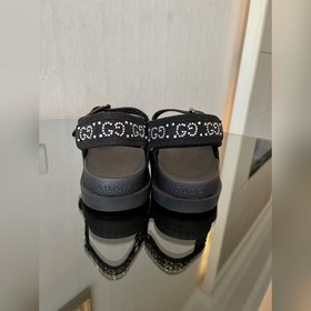 Новая коллекция Gucci представляет модель с кристаллами GG, подче