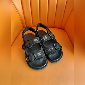 Новая коллекция Gucci представляет модель с кристаллами GG, подче